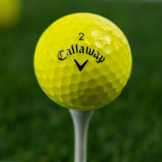 Gele Golfballen op een witte tee