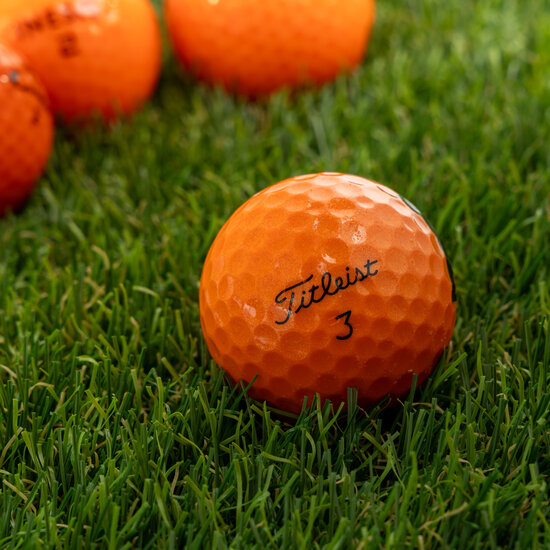 Oranje Titleist golfbal